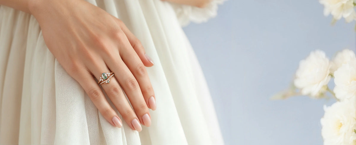 Moss agate wedding ring set on a woman hand