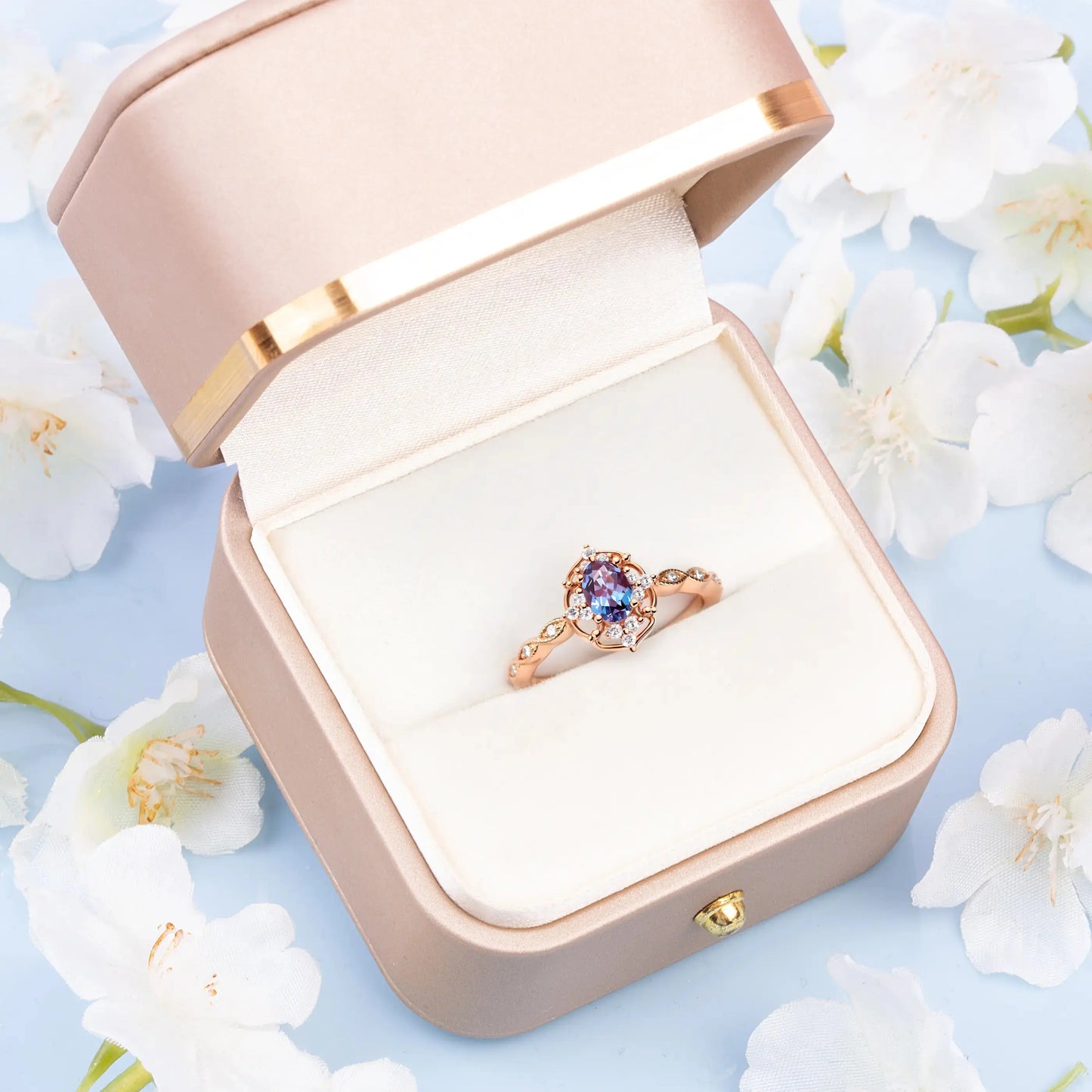 Unique engagement ring in rose gold with a vintage design and an enchanting alexandrite gemstone, ideal for promises or proposals