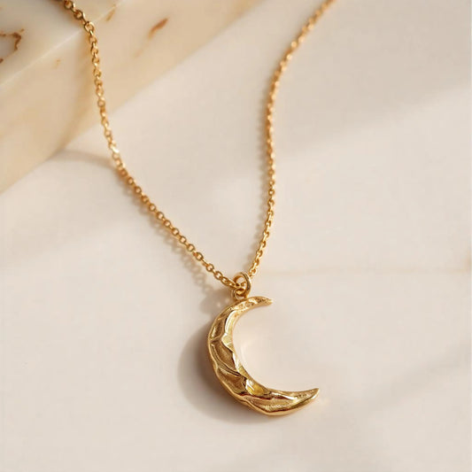 Moon-shaped pendant necklace