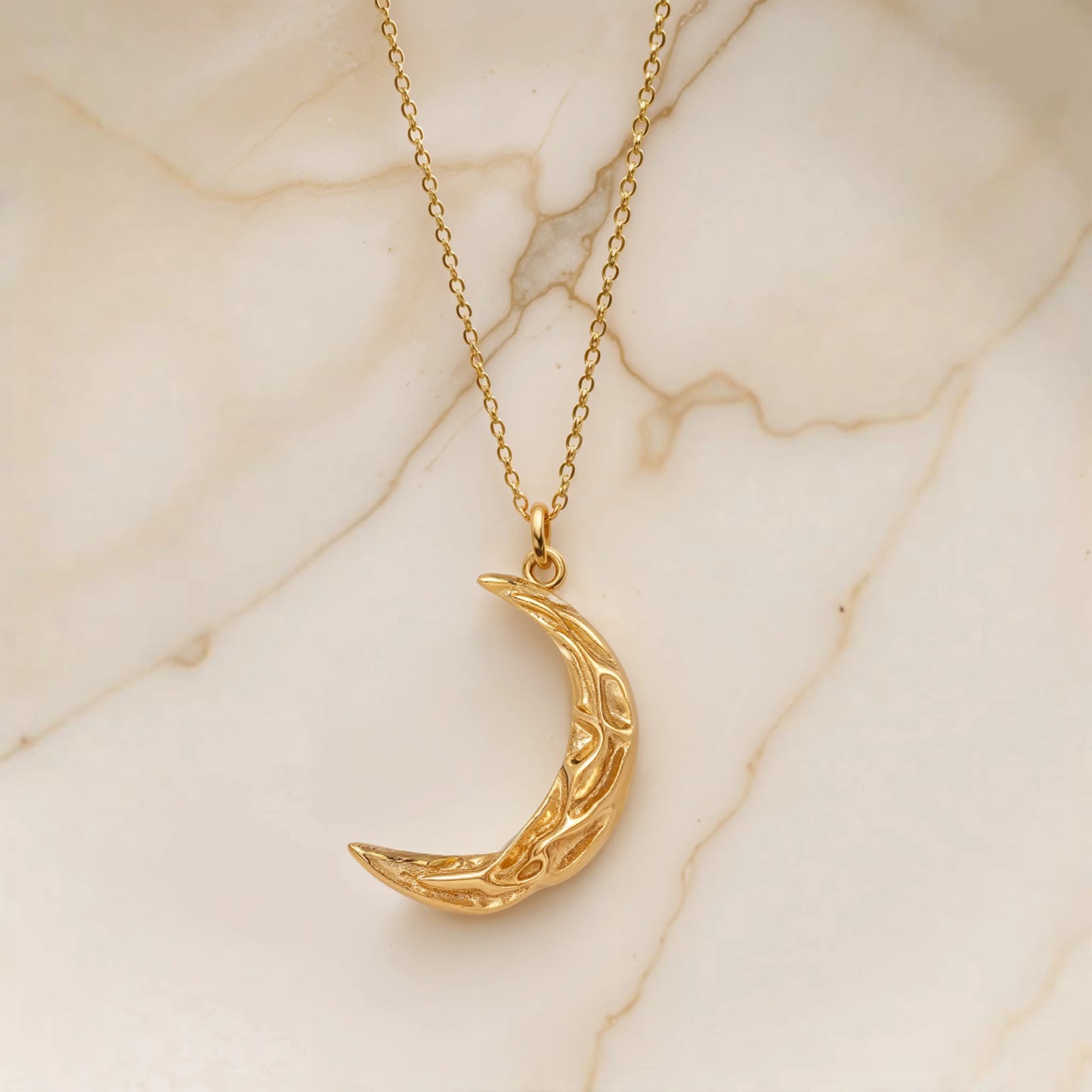 Moon-shaped pendant necklace