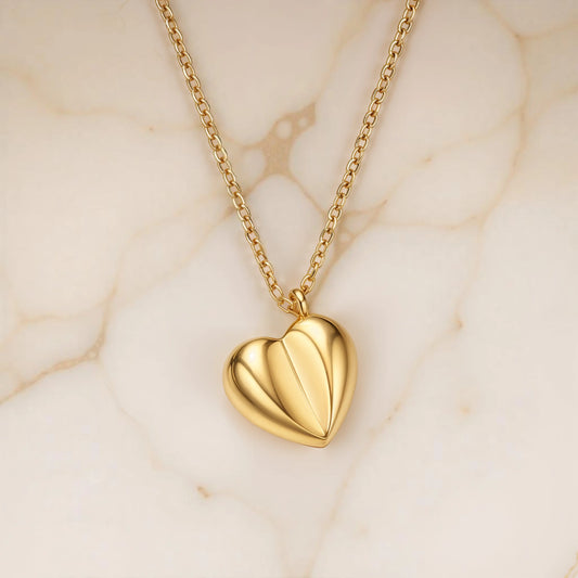 Heart-shaped pendant necklace