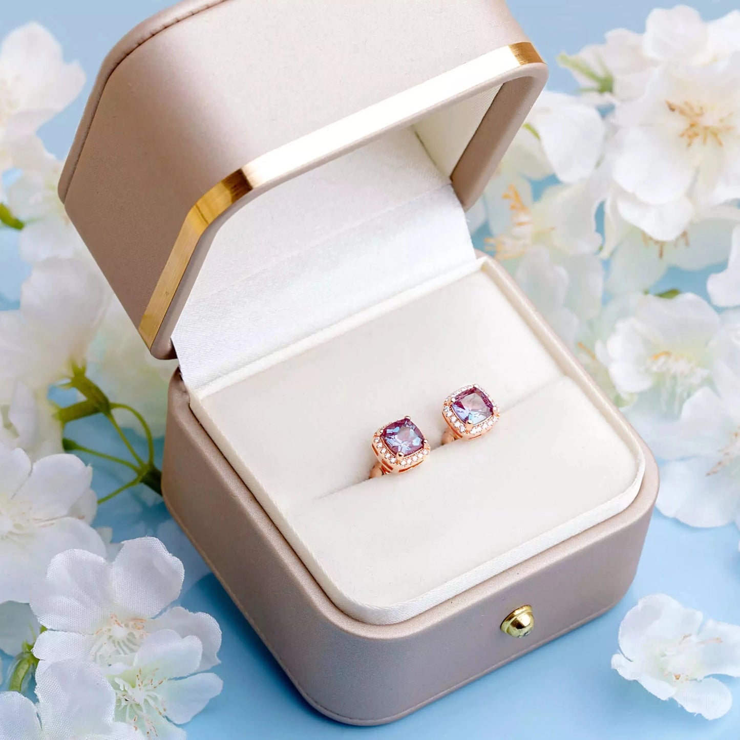 Alexandrite Square studs made of Rose Gold in a gift box