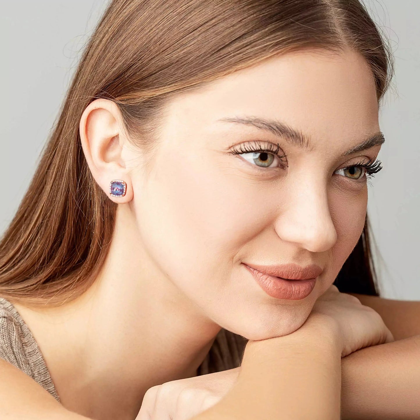Alexandrite Square studs made of Rose Gold on a woman ears