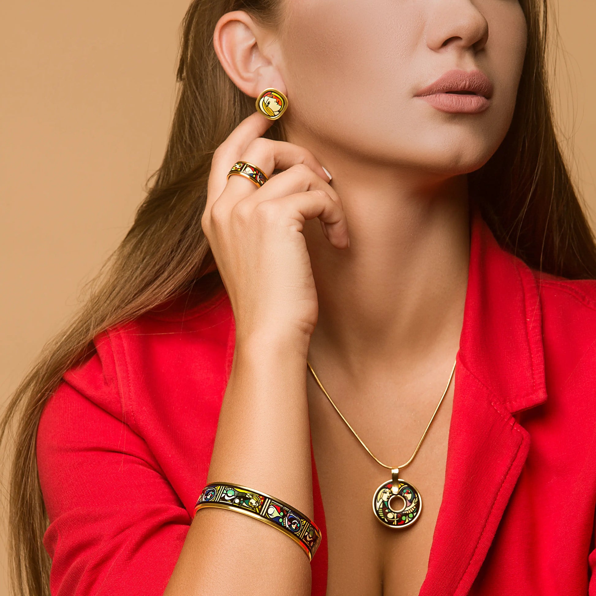 A girl wearing yellow gold earrings, a ring, a bracelet and a necklace from the Picasso's secret collection