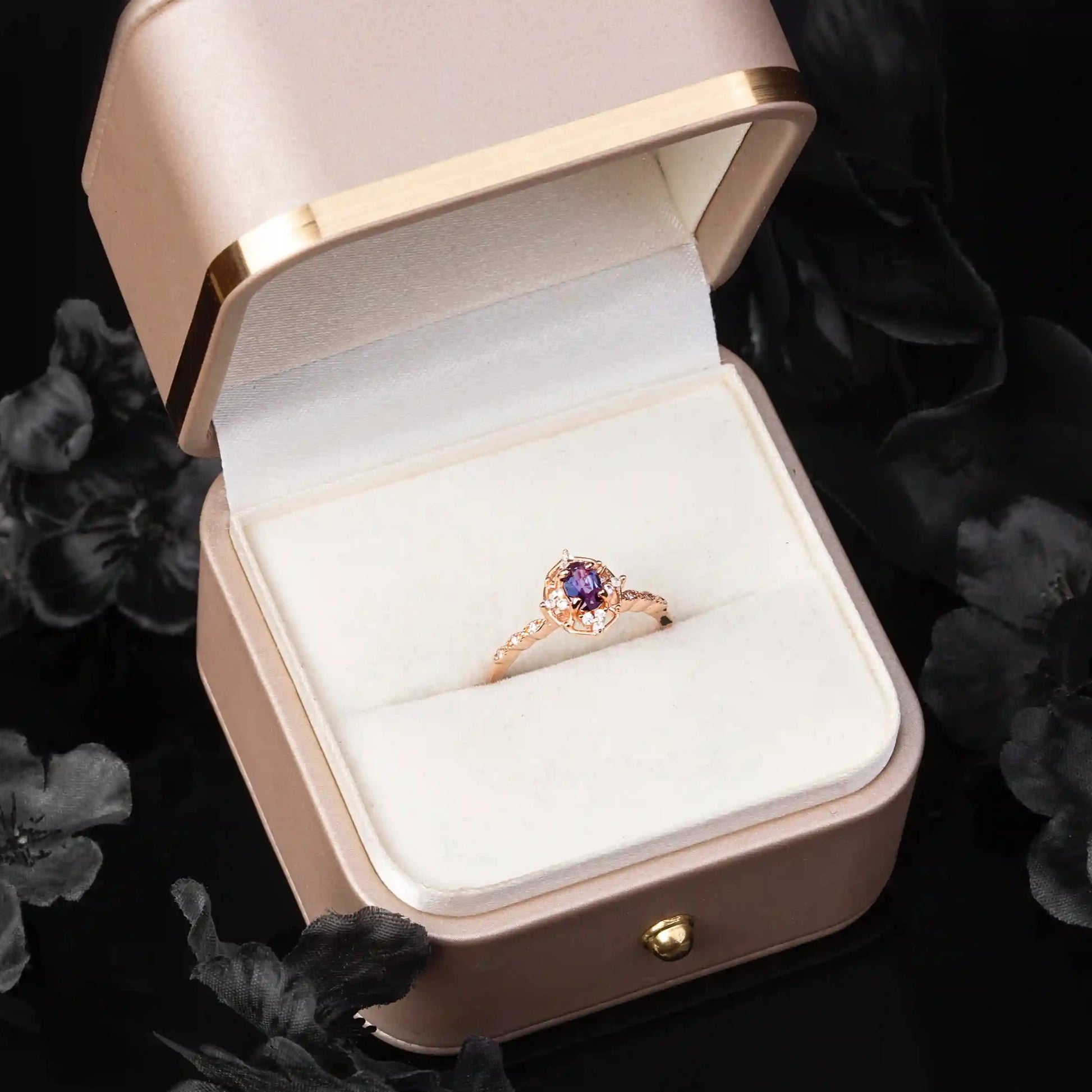 Unique engagement ring in rose gold with a vintage design and an enchanting alexandrite gemstone, ideal for promises or proposals